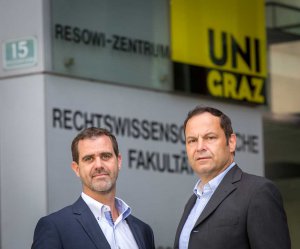Citycom Geschäftsführer Bernd Stockinger mit Christian Marzluf (Leiter des Informationsmanagements der Karl-Franzens-Universität Graz) vor dem Universitätsgebäude