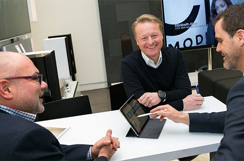 Bernd Stockinger mit Thomas Heschl und Christian Zöscher vor einem iPad