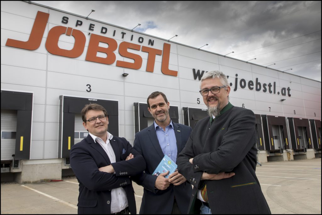 Bernd Stockinger mit Vertretern der Jöbstl Holding vor dem Jöbstl Betriebsgebäude