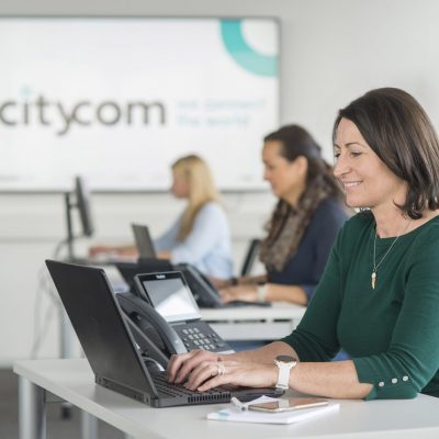 Drei weibliche Citycom Mitarbeiterinnen bei der Arbeit am PC